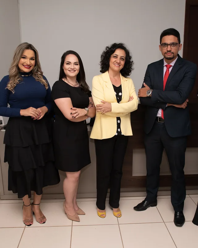 Equipe do Vaz & Virgulino Advocacia reunida no escritório