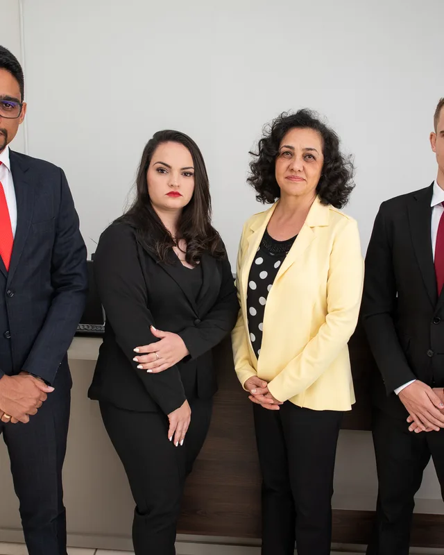 Equipe do Vaz & Virgulino Advocacia reunida no escritório