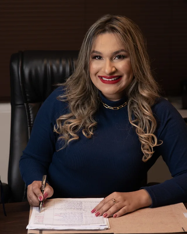 Advogada do Vaz & Virgulino Advocacia analisando legislação