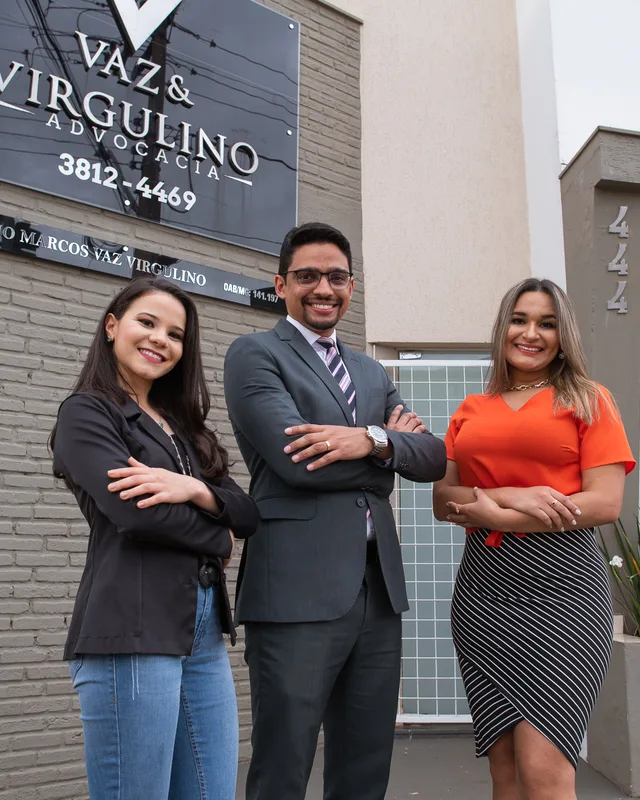 Equipe do Vaz & Virgulino Advocacia em frente à sede do escritório em Patos de Minas