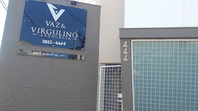 Fachada e placa do escritório Vaz & Virgulino Advocacia em Patos de Minas