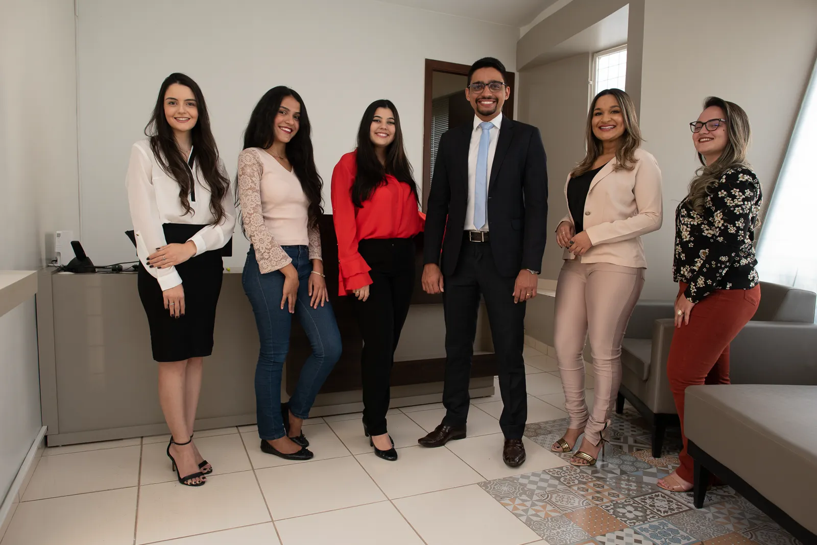 Equipe do Vaz & Virgulino Advocacia reunida no escritório