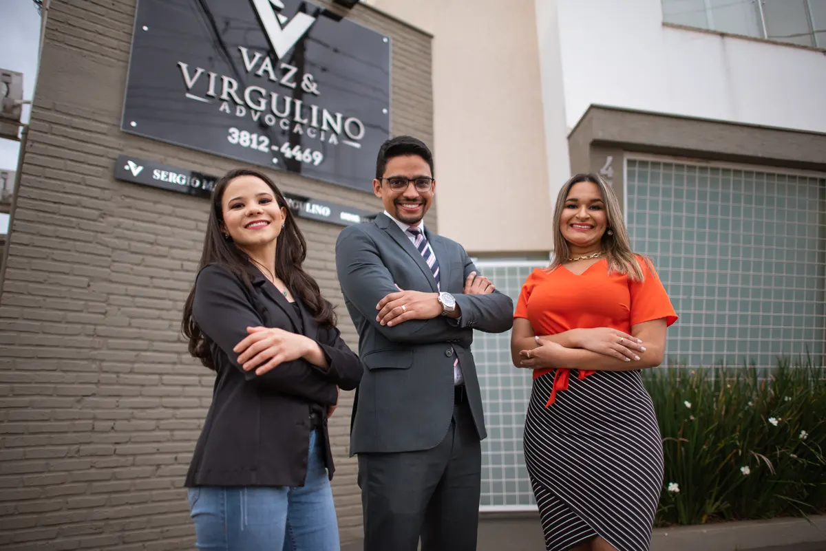 Equipe do escritório em frente à sede em Patos de Minas